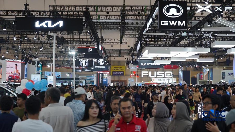 Pengunjung memadati area Hall 1 dalam arena Pameran Gaikindo Indonesia International Auto Show (GIIAS) 2026 nan berjalan di Indonesia Convention Exhibition (ICE), BSD, Tangerang, Sabtu (1/8/2026). (CNBC Indonesia/Tias Budiarto)