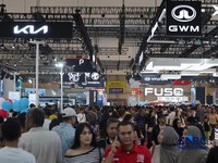 Pengunjung memadati area Hall 1 dalam ajang Pameran Gaikindo Indonesia International Auto Show (GIIAS) 2026 yang berlangsung di Indonesia Convention Exhibition (ICE), BSD, Tangerang, Sabtu (1/8/2026). (CNBC Indonesia/Tias Budiarto)
