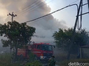 Kebakaran TPA Troketon Klaten Belum Padam, BPBD Bagikan Masker