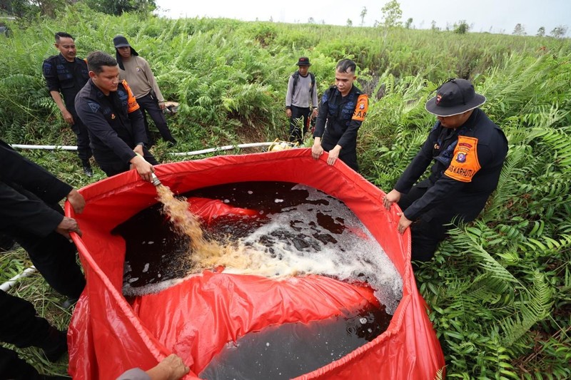 Tim gabungan Satgas Darat berjibaku memadamkan api dan mendinginkan lahan gambut yang terbakar di Desa Tumbangnusa, Kecamatan Jabiren Raya, Kabupaten Pulang Pisau, Kalimantan Tengah, Jumat (31/7). (Dok BNPB)