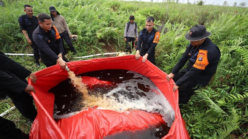 Tim gabungan Satgas Darat berjibaku memadamkan api dan mendinginkan lahan gambut yang terbakar di Desa Tumbangnusa, Kecamatan Jabiren Raya, Kabupaten Pulang Pisau, Kalimantan Tengah, Jumat (31/7). (Dok BNPB)