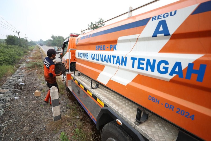 Tim gabungan Satgas Darat berjibaku memadamkan api dan mendinginkan lahan gambut yang terbakar di Desa Tumbangnusa, Kecamatan Jabiren Raya, Kabupaten Pulang Pisau, Kalimantan Tengah, Jumat (31/7). (Dok BNPB)