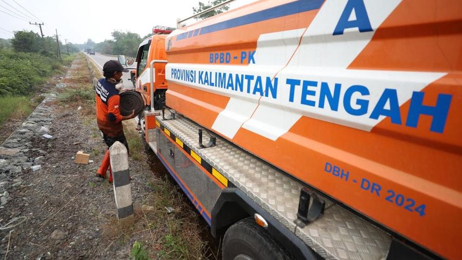 Tim gabungan Satgas Darat berjibaku memadamkan api dan mendinginkan lahan gambut yang terbakar di Desa Tumbangnusa, Kecamatan Jabiren Raya, Kabupaten Pulang Pisau, Kalimantan Tengah, Jumat (31/7). (Dok BNPB)