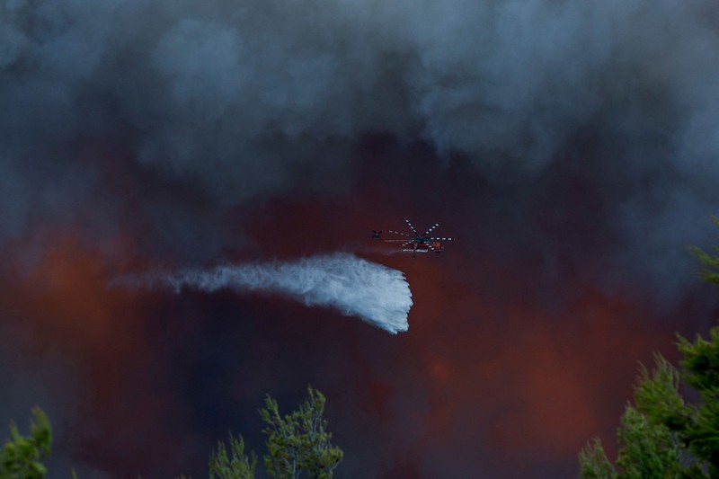 A helicopter drops water as Feliz Fire burns, near Hopland, California, U.S., August 1, 2026. REUTERS/Fred Greaves     TPX IMAGES OF THE DAY