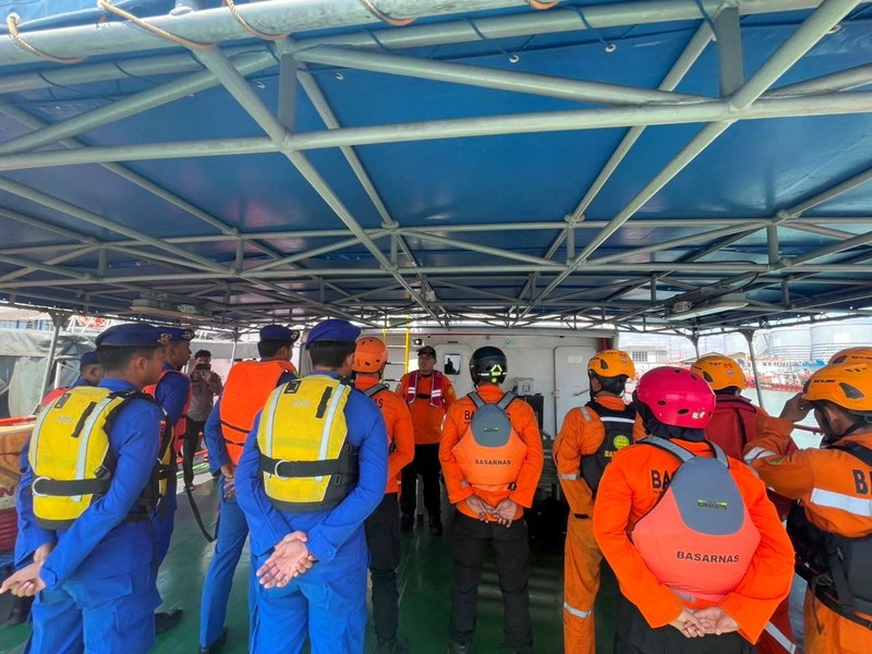 Kapal Mutiara Sentosa 2 rute Surabaya-Makassar terbakar di perairan Sumenep. (Dok Tangkapan Layar Ist)