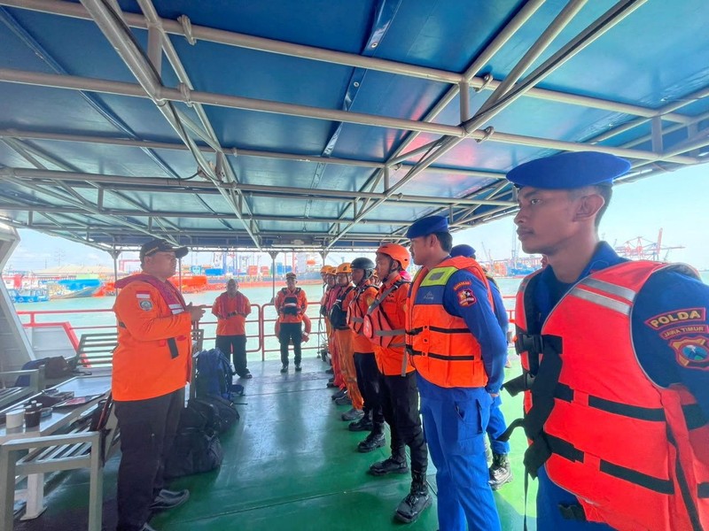 Kapal Mutiara Sentosa 2 rute Surabaya-Makassar terbakar di perairan Sumenep. (Dok Tangkapan Layar Ist)