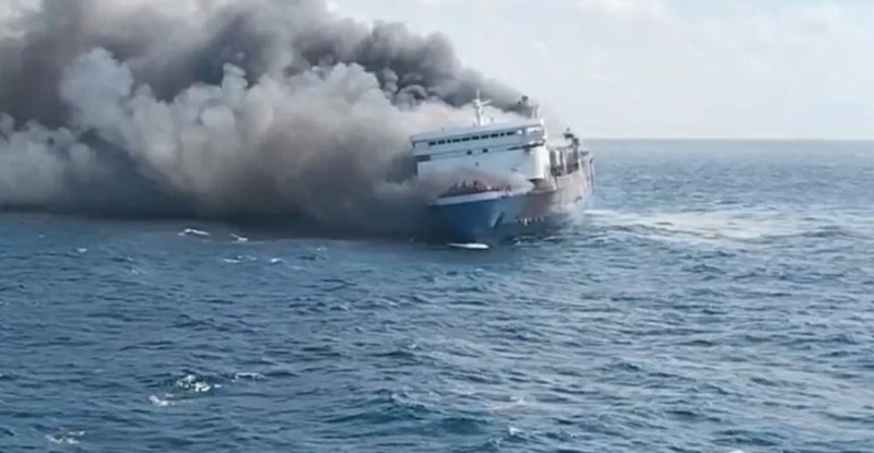 Kapal Mutiara Sentosa 2 rute Surabaya-Makassar terbakar di perairan Sumenep. (Dok Tangkapan Layar Ist)