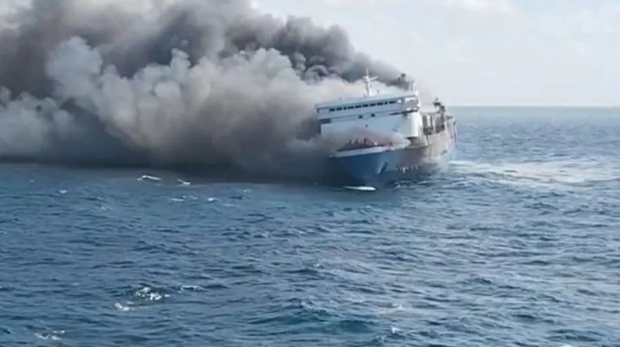 Kapal Mutiara Sentosa 2 rute Surabaya-Makassar terbakar di perairan Sumenep. (Dok Tangkapan Layar Ist)