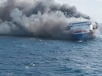 Kapal Mutiara Sentosa 2 rute Surabaya-Makassar terbakar di perairan Sumenep. (Dok Tangkapan Layar Ist)