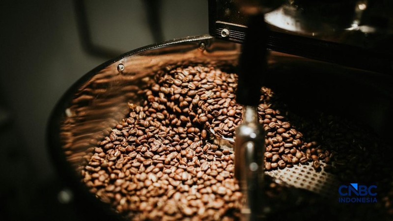 Pekerja meroasting biji kopi robusta di salah satu pabrik kopi di Kampung Wangun, Desa Karang Tengah, Kecamatan Babakan Madang, Kabupaten Bogor, Jawa Barat, Jumat (31/7/2026). (CNBC Indonesia/Tri Susilo)