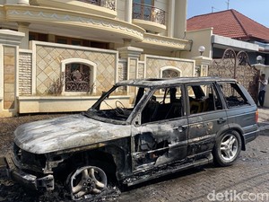 Detik-detik Range Rover Terbakar di Jalan Tampomas Gajahmungkur Semarang
