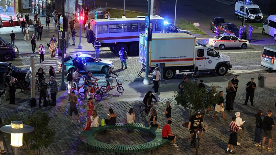 Law enforcement officers and emergency services personnel near the site of an explosion at a restaurant in central Moscow, Russia August 1, 2026. REUTERS/Anastasia Barashkova