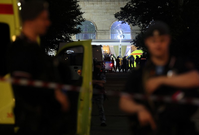 Law enforcement officers and emergency services personnel near the site of an explosion at a restaurant in central Moscow, Russia August 1, 2026. REUTERS/Anastasia Barashkova