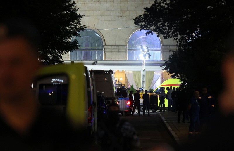 Law enforcement officers and emergency services personnel near the site of an explosion at a restaurant in central Moscow, Russia August 1, 2026. REUTERS/Anastasia Barashkova