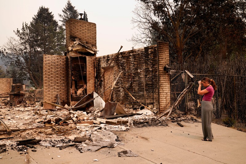 Sisa-sisa rumah yang hancur akibat kebakaran hutan di daerah Spokane, Washington, AS, 2 Agustus 2026. (REUTERS/David Ryder)