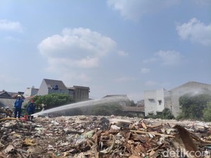 Cegah Api Nyala Lagi, Damkar Tetap Semprot TPS Liar di Kramat Jati