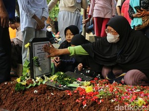 Tangis Keluarga Pecah Lepas Kepergian Diding Boneng Selamanya
