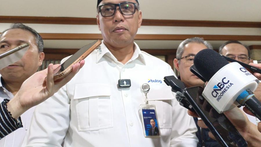 Direktur Utama Perum Bulog Ahmad Rizal Ramdhani dalam konferensi pers di Kantor Pusat Bulog, Jakarta, Senin (3/8/2026).