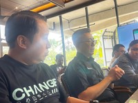 (Dua dari kiri) CEO Alva Purbaja Panja dalam diskusi dengan media di Tangerang, Senin (3/8/2026). (CNBC Indonesia/Ferry Sandi)