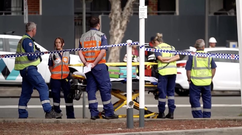 Layanan darurat menanggapi runtuhnya sebuah bangunan di Sydney, Australia, 3 Agustus 2026. (REUTERS/Jeremy Piper)