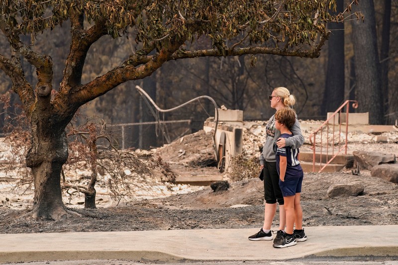 Sisa-sisa rumah yang hancur akibat kebakaran hutan di daerah Spokane, Washington, AS, 2 Agustus 2026. (REUTERS/David Ryder)