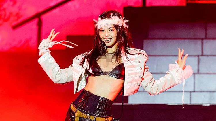 Jennie Cetak Sejarah Jadi Headliner di Lollapalooza, Bergaya Military Style