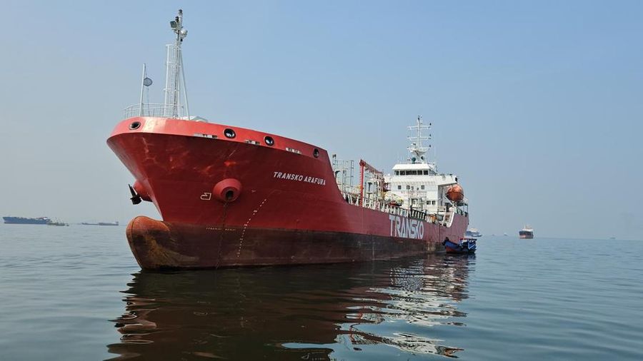Kapal milik Pertamina, MT Transko Arafura selamatkan 17 korban KMP Mutiara Sentosa 2. (Dok. Pertamina)