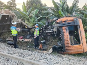 Sopir Truk Tewas Usai Tertabrak Kereta Api di Sergai