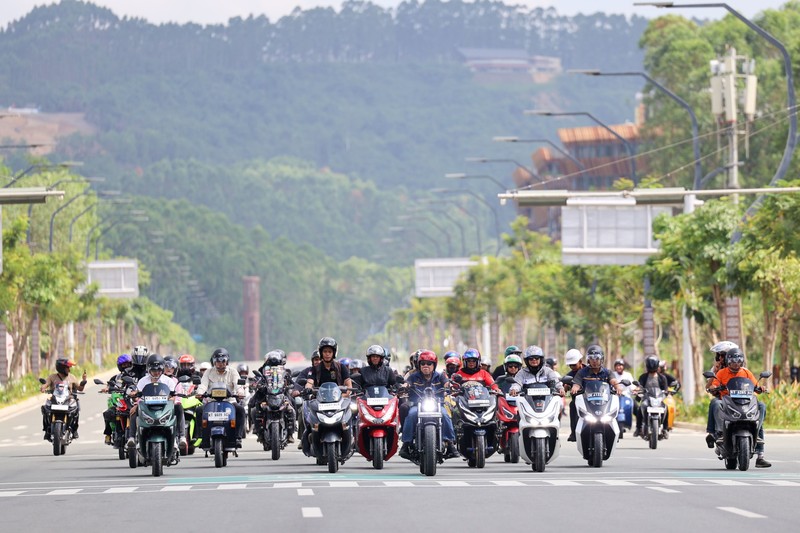 Kepala Otorita Ibu Kota Nusantara (IKN), Basuki Hadimuljono, membagikan momen saat mengendarai sepeda motor berkeliling kawasan IKN melalui akun Instagram pribadinya. (Instagram/basukihadimuljono)