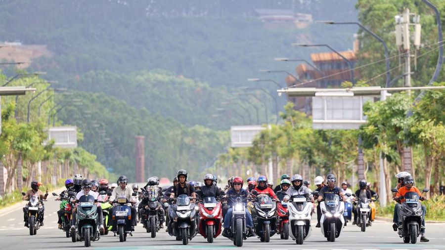 Kepala Otorita Ibu Kota Nusantara (IKN), Basuki Hadimuljono, membagikan momen saat mengendarai sepeda motor berkeliling kawasan IKN melalui akun Instagram pribadinya.
