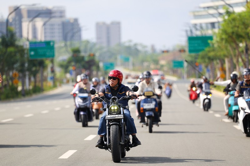 Kepala Otorita Ibu Kota Nusantara (IKN), Basuki Hadimuljono, membagikan momen saat mengendarai sepeda motor berkeliling kawasan IKN melalui akun Instagram pribadinya. (Instagram/basukihadimuljono)