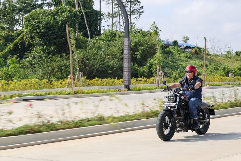 Kepala Otorita Ibu Kota Nusantara (IKN), Basuki Hadimuljono, membagikan momen saat mengendarai sepeda motor berkeliling kawasan IKN melalui akun Instagram pribadinya. (Instagram/basukihadimuljono)