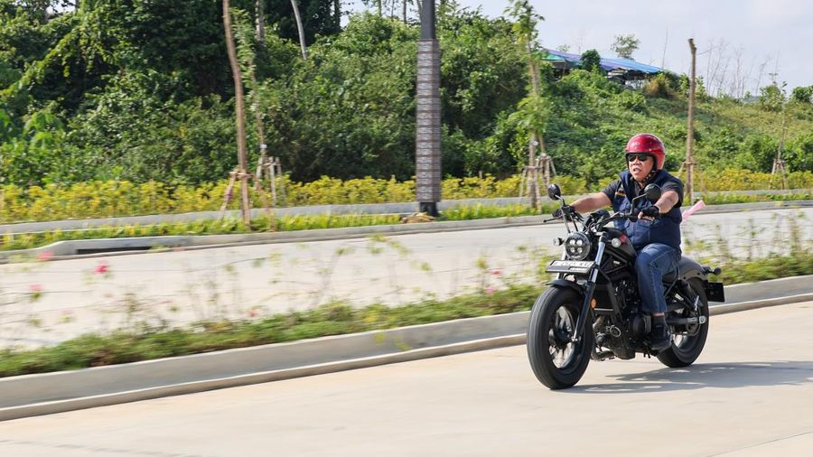 Kepala Otorita Ibu Kota Nusantara (IKN), Basuki Hadimuljono, membagikan momen saat mengendarai sepeda motor berkeliling kawasan IKN melalui akun Instagram pribadinya.