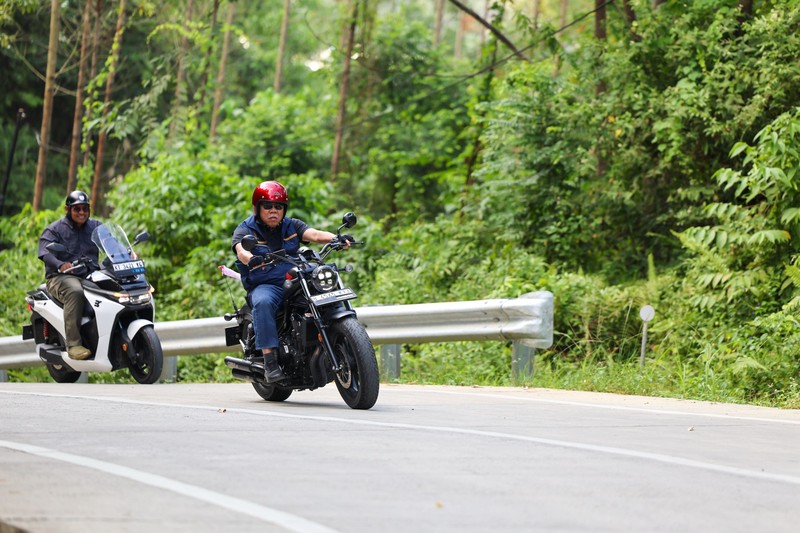 Kepala Otorita Ibu Kota Nusantara (IKN), Basuki Hadimuljono, membagikan momen saat mengendarai sepeda motor berkeliling kawasan IKN melalui akun Instagram pribadinya. (Instagram/basukihadimuljono)