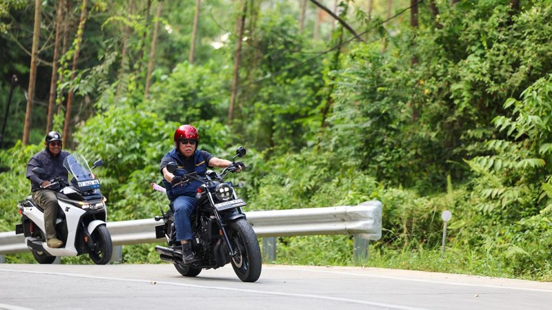Kepala Otorita Ibu Kota Nusantara (IKN), Basuki Hadimuljono, membagikan momen saat mengendarai sepeda motor berkeliling kawasan IKN melalui akun Instagram pribadinya.