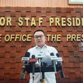 Kepala Staf Kepresidenan Dudung Abdurachman saat konferensi pers terkait polemik larangan ekspor mineral yang mengandung Logam Tanah Jarang di Kantor Staf Presiden (KSP), Jakarta, Senin (3/8/2026). (Dok. KSP)