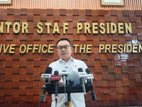 Kepala Staf Kepresidenan Dudung Abdurachman saat konferensi pers terkait polemik larangan ekspor mineral yang mengandung Logam Tanah Jarang di Kantor Staf Presiden (KSP), Jakarta, Senin (3/8/2026). (Dok. KSP)