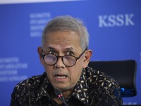 Ketua Dewan Komisioner LPS, Anggito Abimanyu saat Konferensi Pers Hasil Rapat Berskla KSSK III Tahun 2016 di Jakarta, Senin (3/8/2026). (CNBC Indonesia/Faisal Rahman)