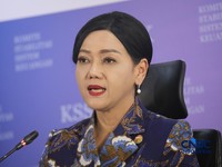 Ketua Dewan Komisioner OJK, Friderica Widyasari Dewi saat Konferensi Pers Hasil Rapat Berskla KSSK III Tahun 2016 di Jakarta, Senin (3/8/2026). (CNBC Indonesia/Faisal Rahman)