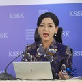 Ketua Dewan Komisioner OJK, Friderica Widyasari Dewi saat Konferensi Pers Hasil Rapat Berskla KSSK III Tahun 2016 di Jakarta, Senin (3/8/2026). (CNBC Indonesia/Faisal Rahman)