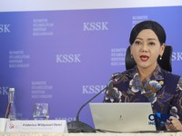 Ketua Dewan Komisioner OJK, Friderica Widyasari Dewi saat Konferensi Pers Hasil Rapat Berskla KSSK III Tahun 2016 di Jakarta, Senin (3/8/2026). (CNBC Indonesia/Faisal Rahman)