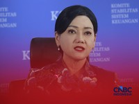 Ketua Dewan Komisioner OJK, Friderica Widyasari Dewi saat Konferensi Pers Hasil Rapat Berskla KSSK III Tahun 2016 di Jakarta, Senin (3/8/2026). (CNBC Indonesia/Faisal Rahman)