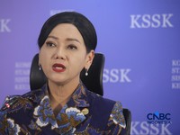 Ketua Dewan Komisioner OJK, Friderica Widyasari Dewi saat Konferensi Pers Hasil Rapat Berskla KSSK III Tahun 2016 di Jakarta, Senin (3/8/2026). (CNBC Indonesia/Faisal Rahman)