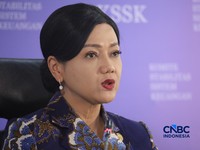 Ketua Dewan Komisioner OJK, Friderica Widyasari Dewi saat Konferensi Pers Hasil Rapat Berskla KSSK III Tahun 2016 di Jakarta, Senin (3/8/2026). (CNBC Indonesia/Faisal Rahman)