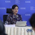 Ketua Dewan Komisioner OJK, Friderica Widyasari Dewi saat Konferensi Pers Hasil Rapat Berskla KSSK III Tahun 2016 di Jakarta, Senin (3/8/2026). (CNBC Indonesia/Faisal Rahman)