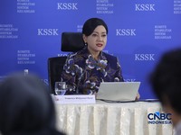 Ketua Dewan Komisioner OJK, Friderica Widyasari Dewi saat Konferensi Pers Hasil Rapat Berskla KSSK III Tahun 2016 di Jakarta, Senin (3/8/2026). (CNBC Indonesia/Faisal Rahman)