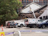 Layanan darurat menanggapi runtuhnya sebuah bangunan di Sydney, Australia, 3 Agustus 2026. (REUTERS/Jeremy Piper)