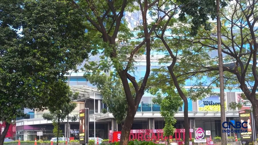 Pagar besi setinggi sekitar 2,5 meter yang sebelumnya terpasang mengelilingi area luar Mal Kota Kasablanka (Kokas), Jakarta Selatan, kini sudah tidak terlihat lagi.