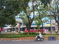 Pagar besi setinggi sekitar 2,5 meter yang sebelumnya terpasang mengelilingi area luar Mal Kota Kasablanka (Kokas), Jakarta Selatan, kini sudah tidak terlihat lagi.