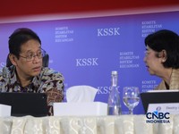 Menteri Keuangan, Purbaya Yudhi Sadewa dan Pjs Gubernur Bank Indonesia, Destry Damayanti berbincang saat Konferensi Pers Hasil Rapat Berskla KSSK III Tahun 2016 di Jakarta, Senin (3/8/2026). (CNBC Indonesia/Faisal Rahman)